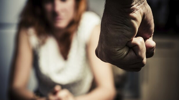 Пореден случай на домашно насилие: Мъж преби и подстрига жената, с която живее в Свищов