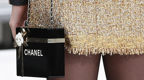 Chanel ограничава продажбите на стоките си и за руснаците в чужбина
