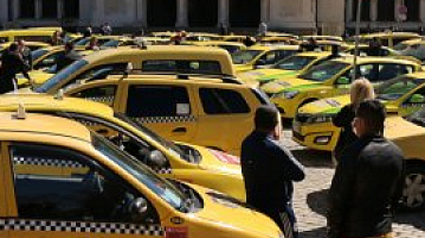 Таксиметрови шофьори в Добрич протестират срещу вдигането на цените