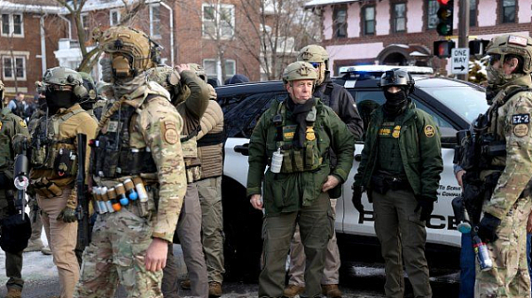 Федерални агенти пак простреляха хора при акция за мигранти