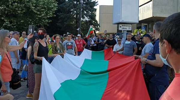 Хиляди във Варна скандират:  ”Оставка и затвор” /видео/