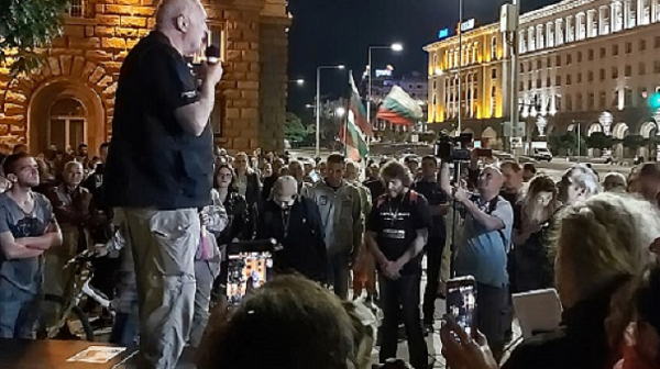 Ден 73: Протестиращите поискаха оставката и на Цвета Караянчева