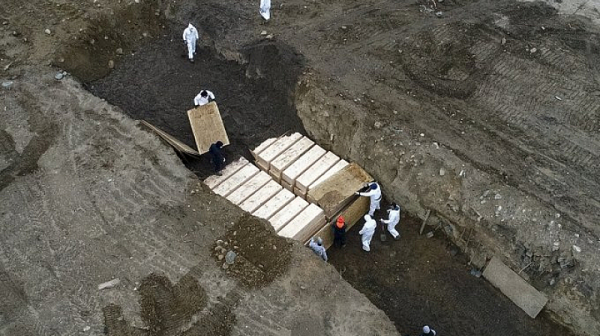 Масов гроб копаят в Ню Йорк заради големия брой починали от COVID-19