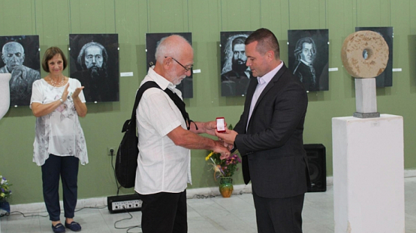 Кметът Пенчо Милков връчи златна значка на скулптора Зюхтю Калит за 70-годишния му юбилей