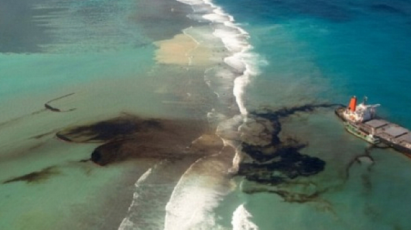Екологичната катастрофа край Мавриций се задълбочава. Японският танкер се разцепи