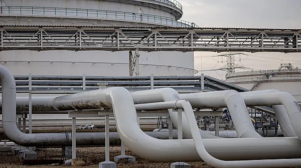 ЕК поставя на пауза пълната забрана на руския петрол, но не се отказва