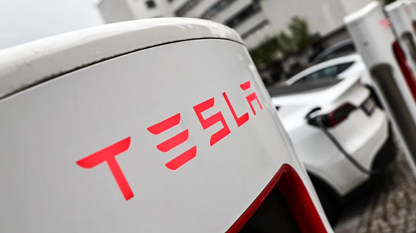 Акциите на Tesla паднаха с над 8%