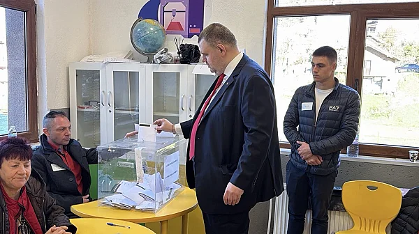 Пеевски гласува в Бабяк малко след 8:00 ч.