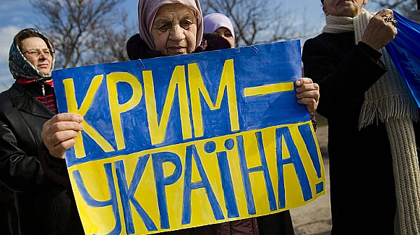 Руснаците ограничиха бензина в Крим, докато Украйна удря руски петролни обекти
