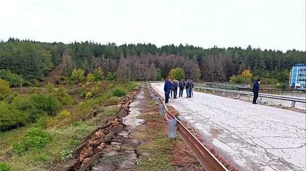 Евакуират жители на русенско село заради опасен язовир