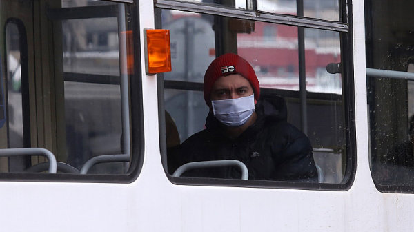 В МЗ обмислят маските да паднат на обществени места