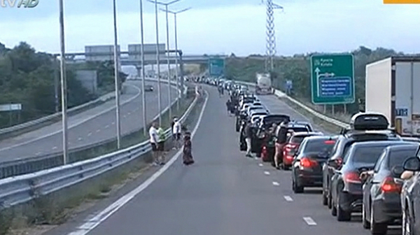 Шофьори на камиони бесни заради фалшива новина на Външно, че отварят ГКПП „Илинден- Ексохи“