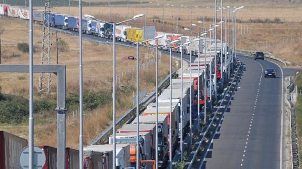 Само във Фрог: Камиони с български цигари минавали за Турция на „вдигната бариера“. Делата са спрени от прокуратурата