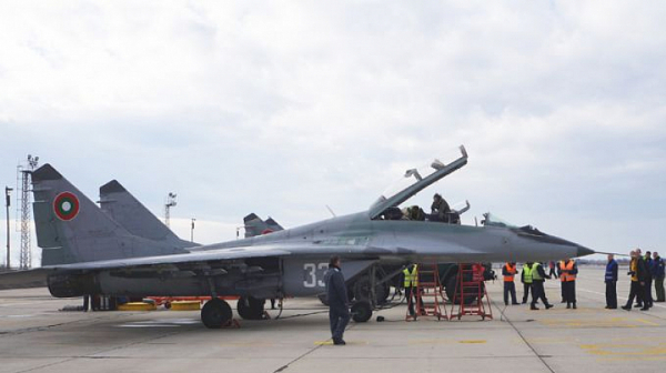 Словакия решава дали да изпрати самолети МиГ-29 на Украйна