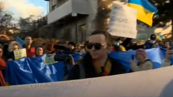 Стотици на протест пред руското посолство след взрива на язовир ”Каховка”