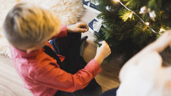 Когато Коледа идва с твърде много шум: Съвети за по-спокойни празници с деца