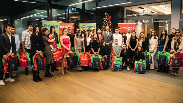 Технополис и Практикер отново зарадваха децата на герои от МВР с коледни подаръци