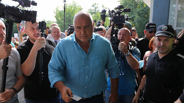 Бойковисти посрещнаха Борисов преди разпита му в полицията