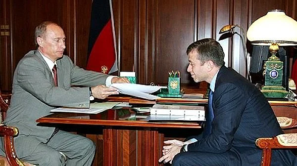 Парите от „Челси“: Защо милиардите на Абрамович още не стигат до Украйна?