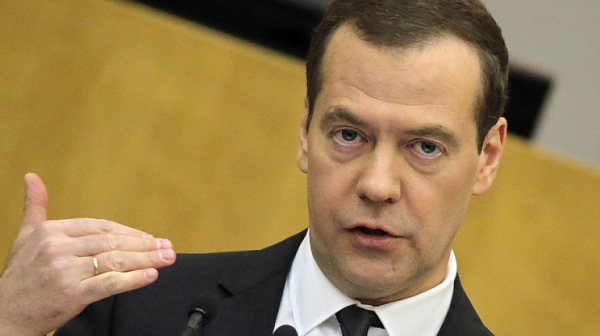 Медведев ироничен: Европа няма да издържи и седмица без руски газ