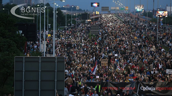 Десетки хиляди хора блокираха Белград