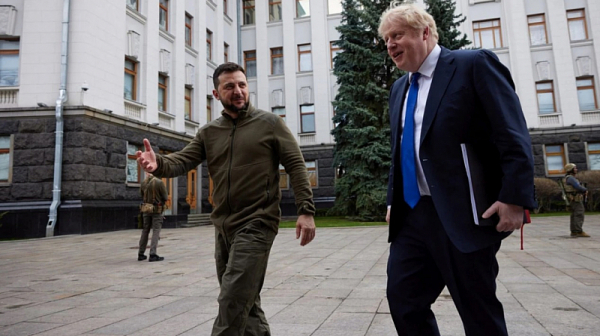 Джонсън и Зеленски се разходиха по улиците на Киев /видео/