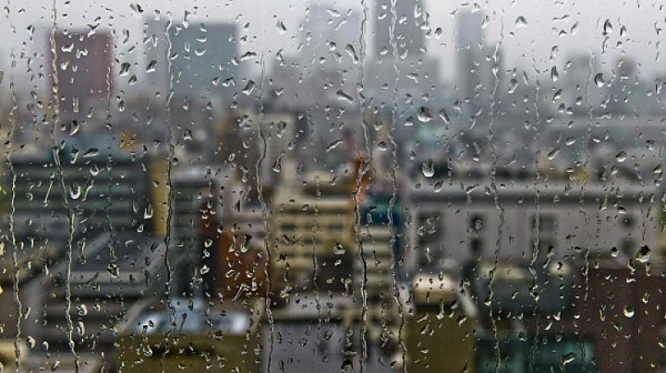 Жълт код за валежи в половин България днес