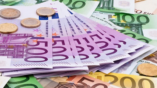 Еврото се срина под 1 долар