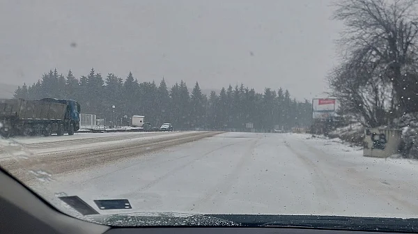 Сняг край София, Перник и Своге на 27 март, затруднения на „Петрохан“