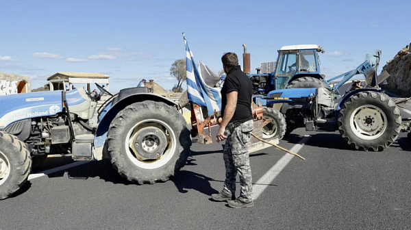 Гневни фермери блокираха най-голямото летище в Крит, имаше сблъсъци с полицията
