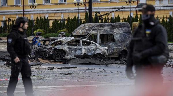 Киев: Русия обстрелва хотел, цивилни коли и жилищен квартал, най-малко 10 са загинали