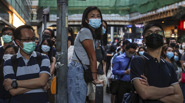 В Хонконг протестиращи спретнаха дръзко бягство от полицейска обсада
