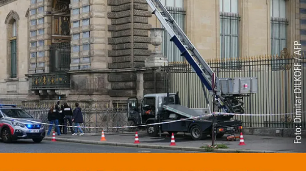 Производителят на крана, използван от крадците в Лувъра, го снима в реклама