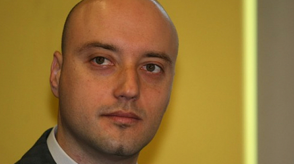 Атанас Славов: Ако депутатите не гласуват за оръжия за Украйна, ДБ ще обсъди участието си в коалицията