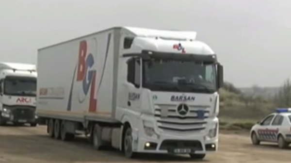 Транспортният министър сезира ЕК за проблемите при преминаването на камиони през границите