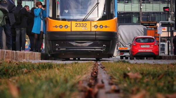 Опасен инцидент с трамвай заради автомобили на НСО в София