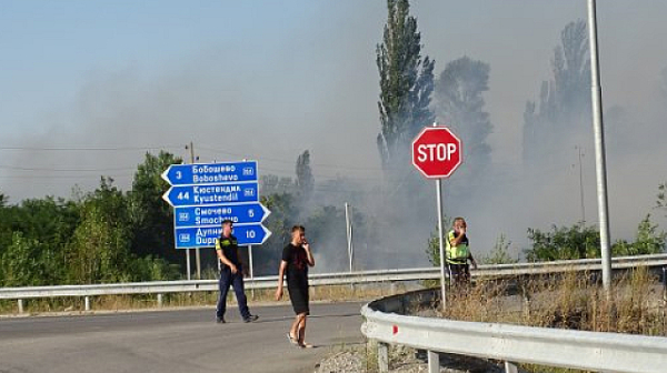 Огнен ад край Бобошево, търсят се доброволци, временно е затворена АМ 