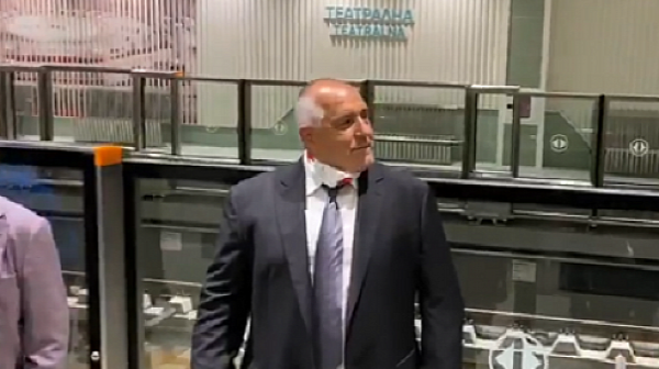Борисов във влака: Каже ли някой корупция, веднага го свалям в метрото!
