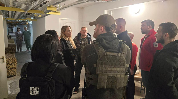 „Всеки месец десетки убити“. Херсон се надява Анджелина Джоли да припомни на света за него