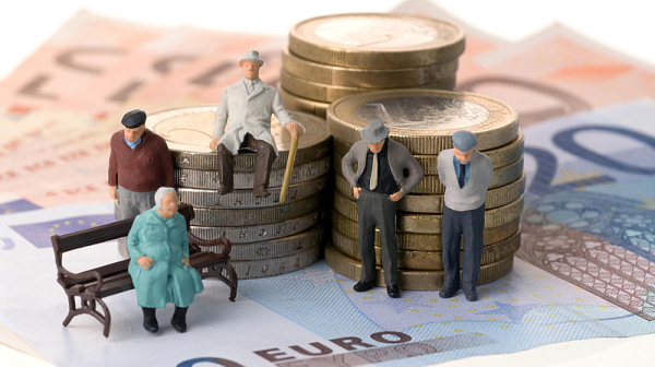 Повишаването на цените, а не коледните добавки ще създаде напрежение, смята политолог