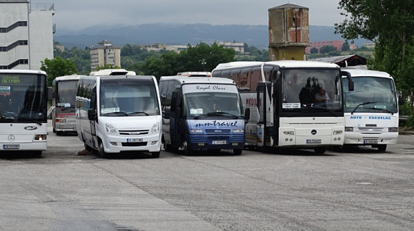 Таксита и автобуси спират да возят пътници за ден