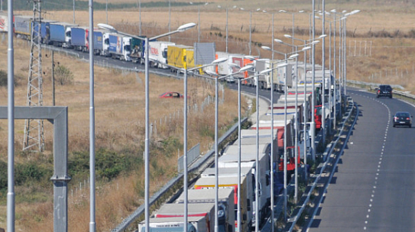 Километрични опашки от камиони и коли се заформиха на ”Дунав мост”