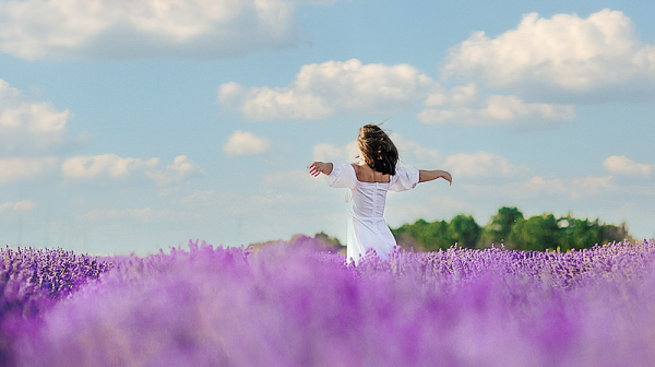 Превърнете грижата за кожата в релаксиращ ритуал с LAVENDER ORGANIC OIL