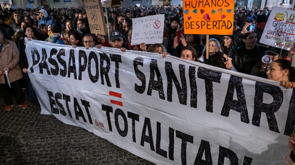 Хиляди протестираха срещу COVID паспорта в Барселона, Валенсия и Мадрид