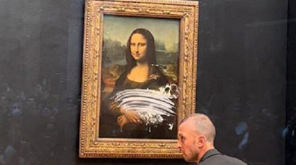 Мъж замери „Мона Лиза“ с торта