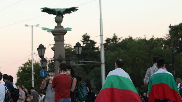 Млади, стари, семейства и деца блокираха Орлов мост. Скандират ”Мафия!”
