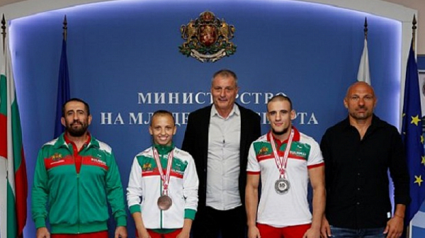 Зам.-министър Петър Георгиев се срещна с медалистите от Световното първенство за юноши и девойки по ММА