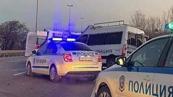 Катастрофа в София след гонка на полицията с мигранти, пострадал е полицай /обновена/
