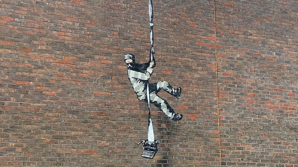 Графит на Банкси се появи върху фасадата на английски затвор