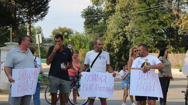 Без вода и търпение: Жители на Кочериново блокират пътя към Рилския манастир